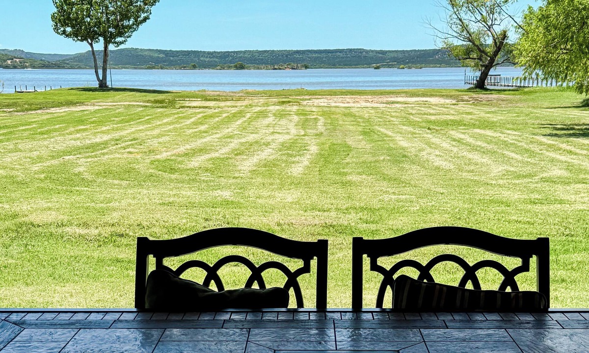 Graford House | Charming waterfront retreat on PK with beach swimming area