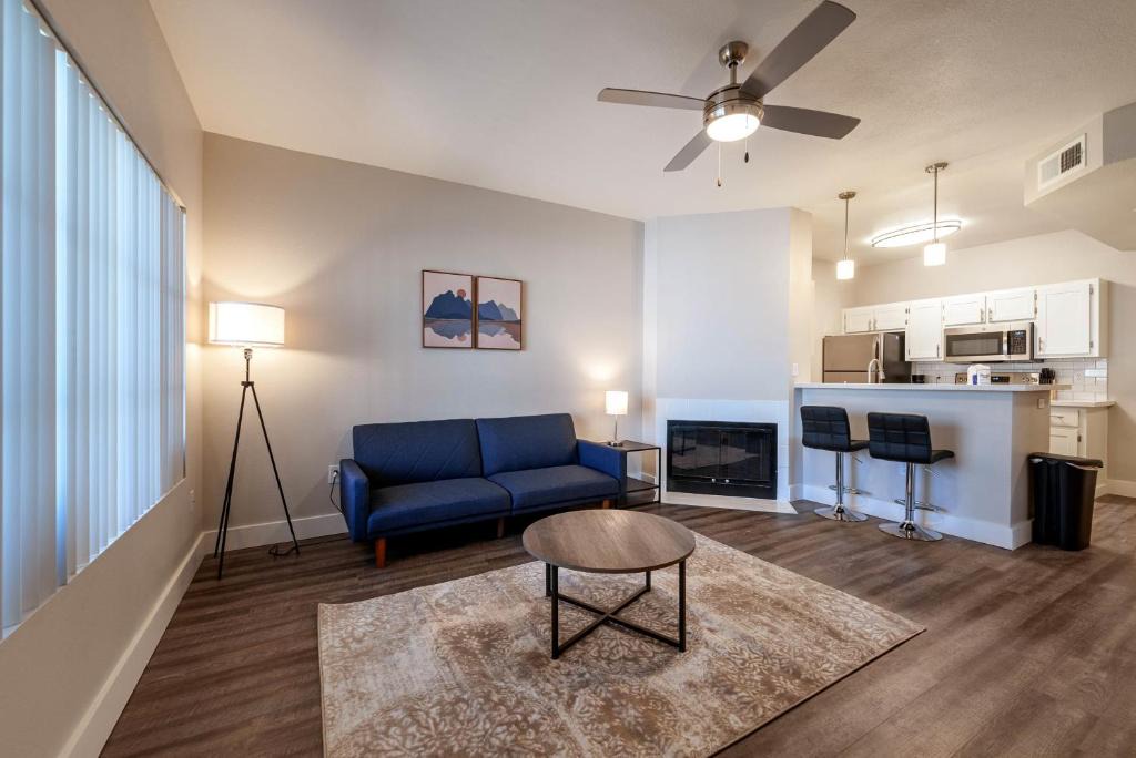 Greenbell Apartment | Chic Modern 1BR Apartment at Lookout Mountain by Stay Gia