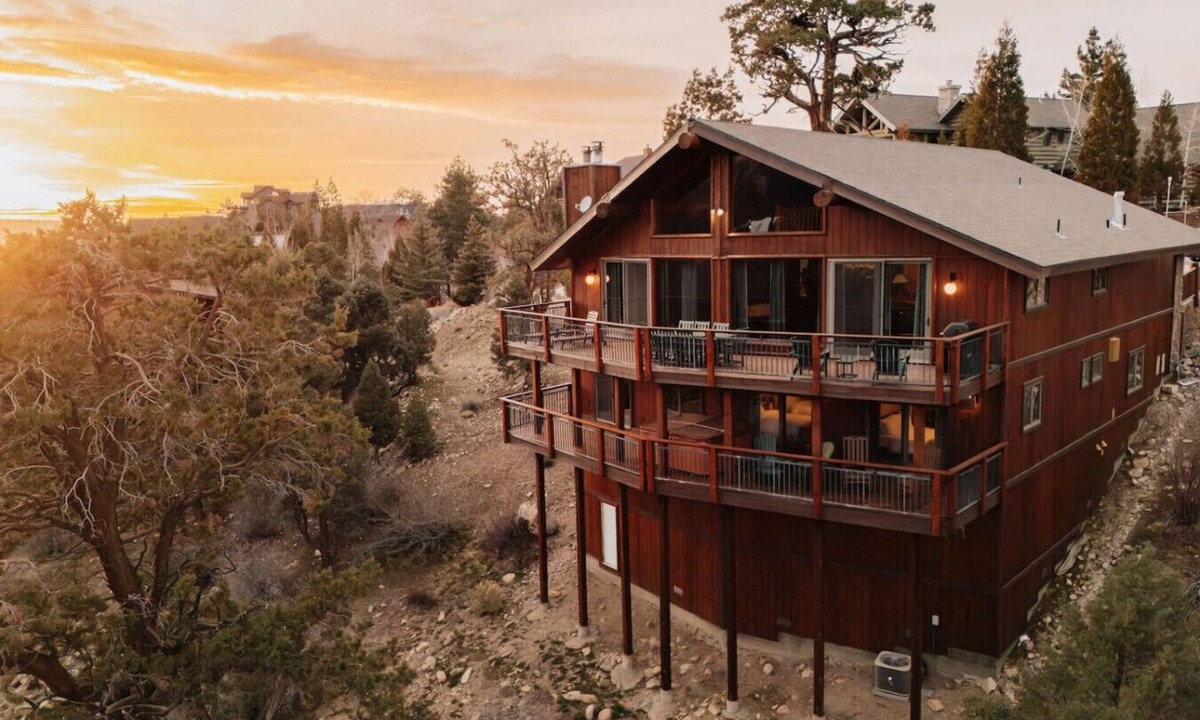 Castle Glen Estates House | Cliffhanger Cabin, Near Snow Summit w/Hot Tub