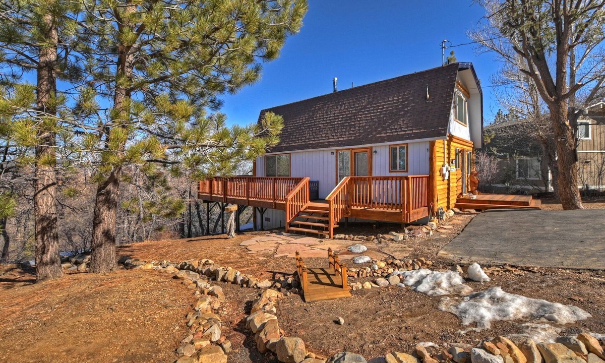 Upper Moonridge Cabin | Clouds Rest Cabin by Destination Big Bear: Tranquil Secluded Setting with Ski Slope Views! Close to Hiking Trails! Foosball!