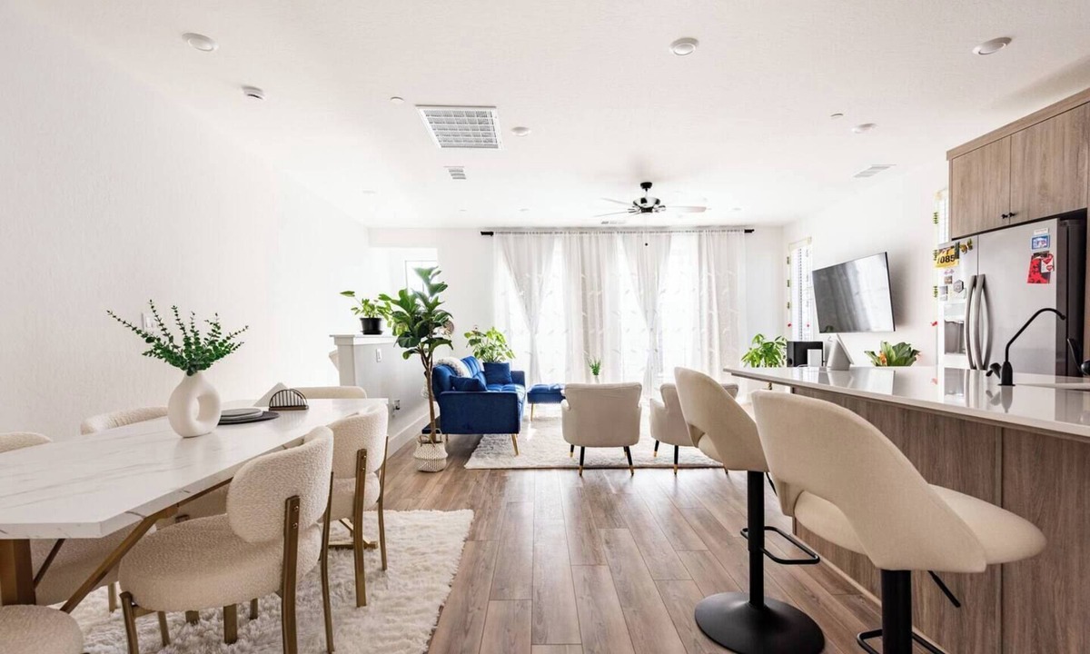 Clovis House | Clovis Retreat - Modern 2BR Near Parks, Pool