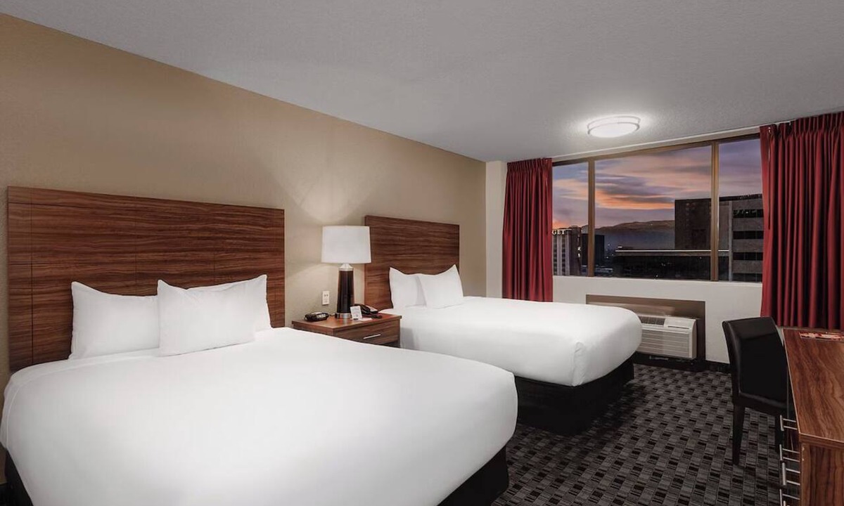 Downtown Las Vegas Hotel | Comfort and Convenience! 3 Convenient Units, Pool, Free Parking