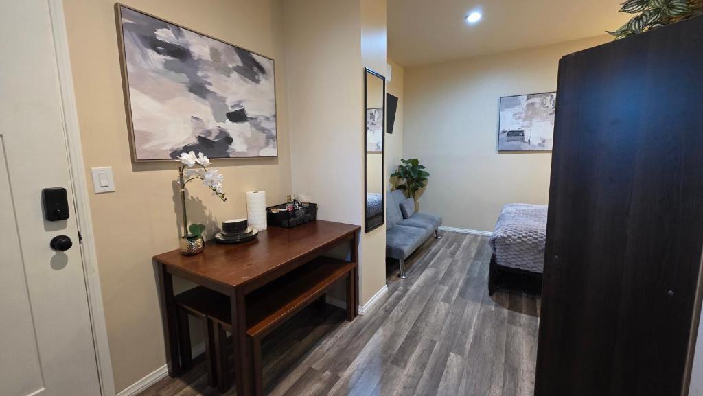 Beverly Grove Apartment | Comfortable Guest Studio by Cedars-Sinai, Beverly Center and Beverly Hills