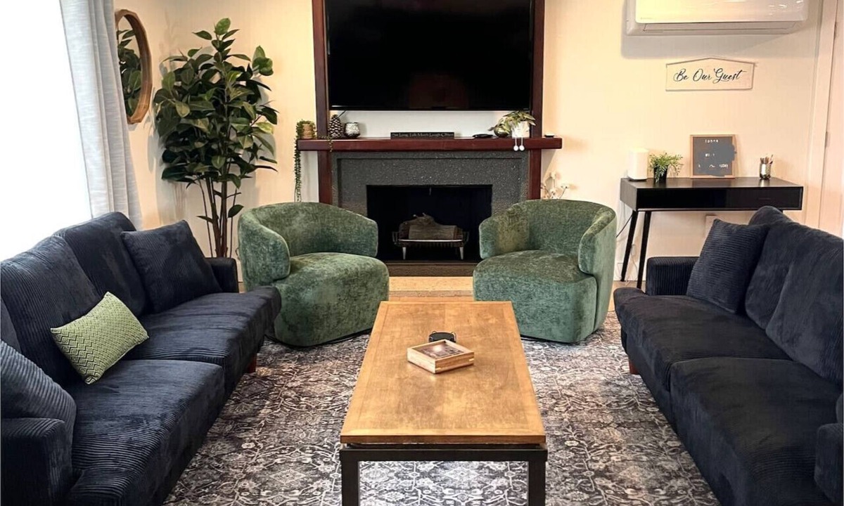South Jordan House | Comfortable, Spacious home with pool table firepit great location