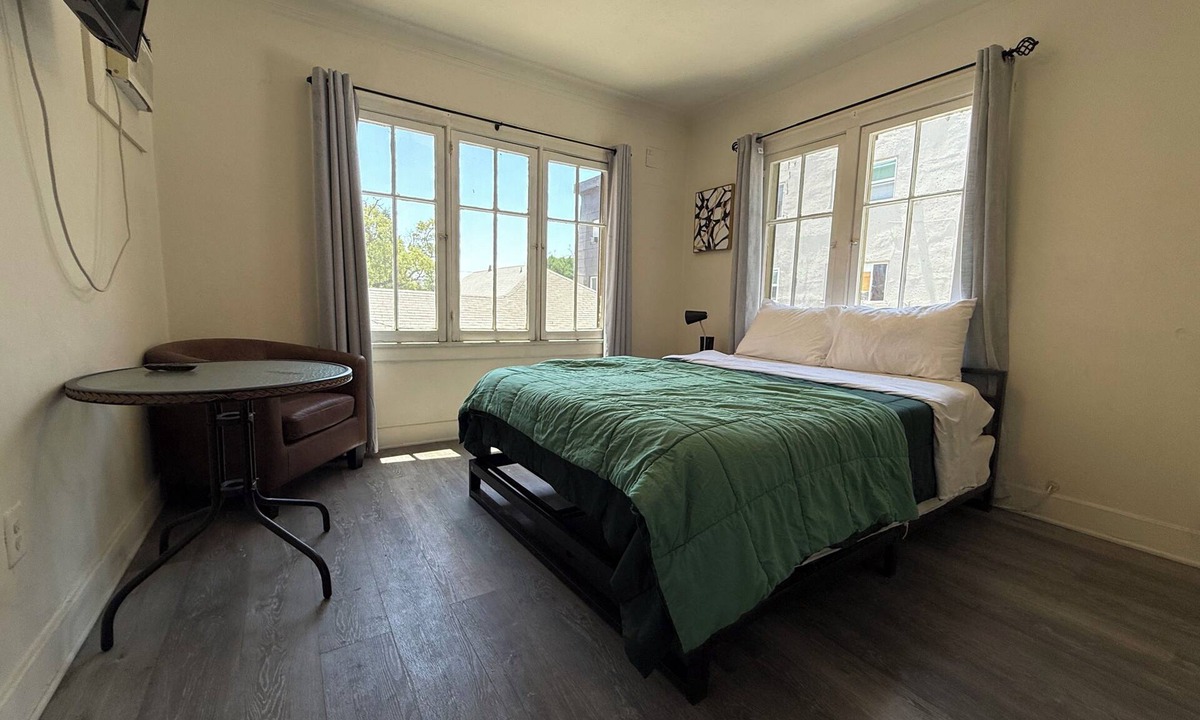 Hollywood Apartment | Comfortable Studio Unit on 2nd Floor