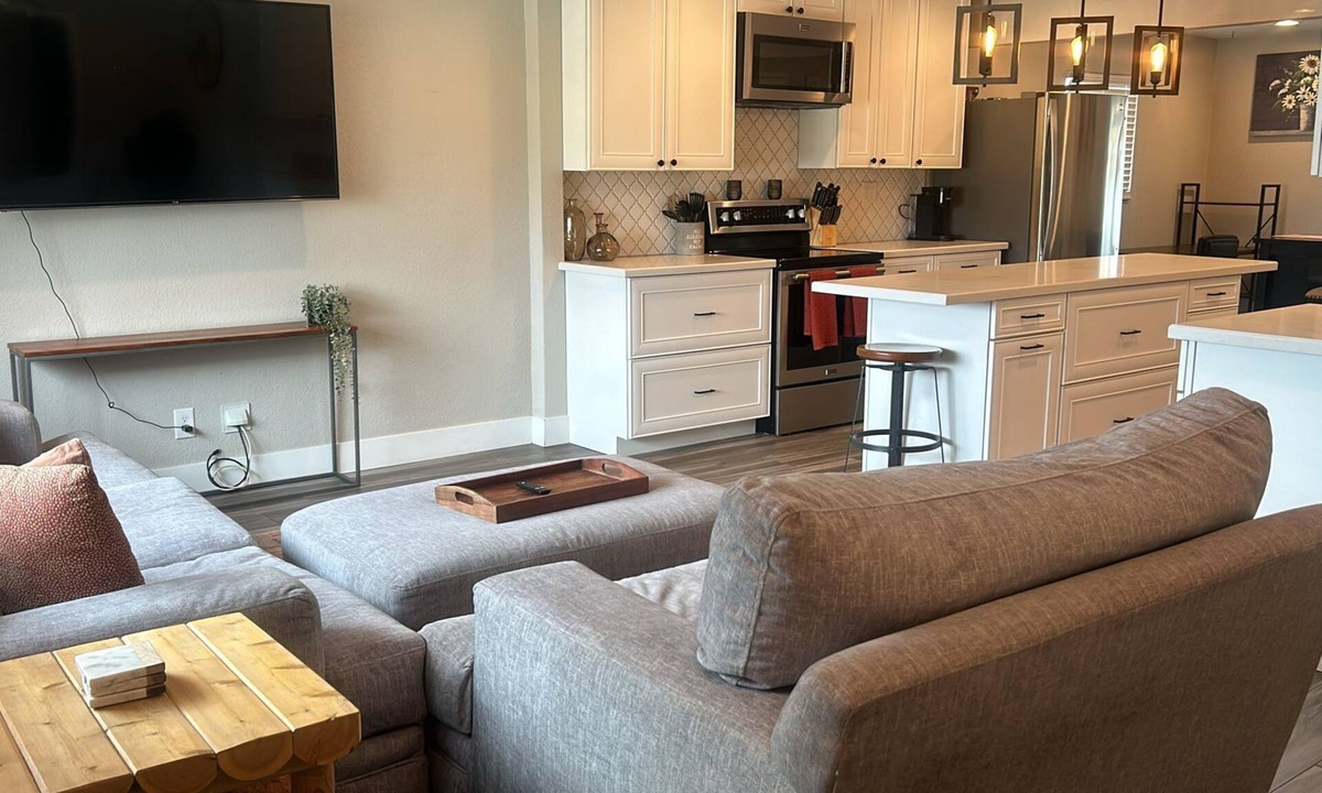 Townsite House | Comfy & Cozy - walk to Water Street!
