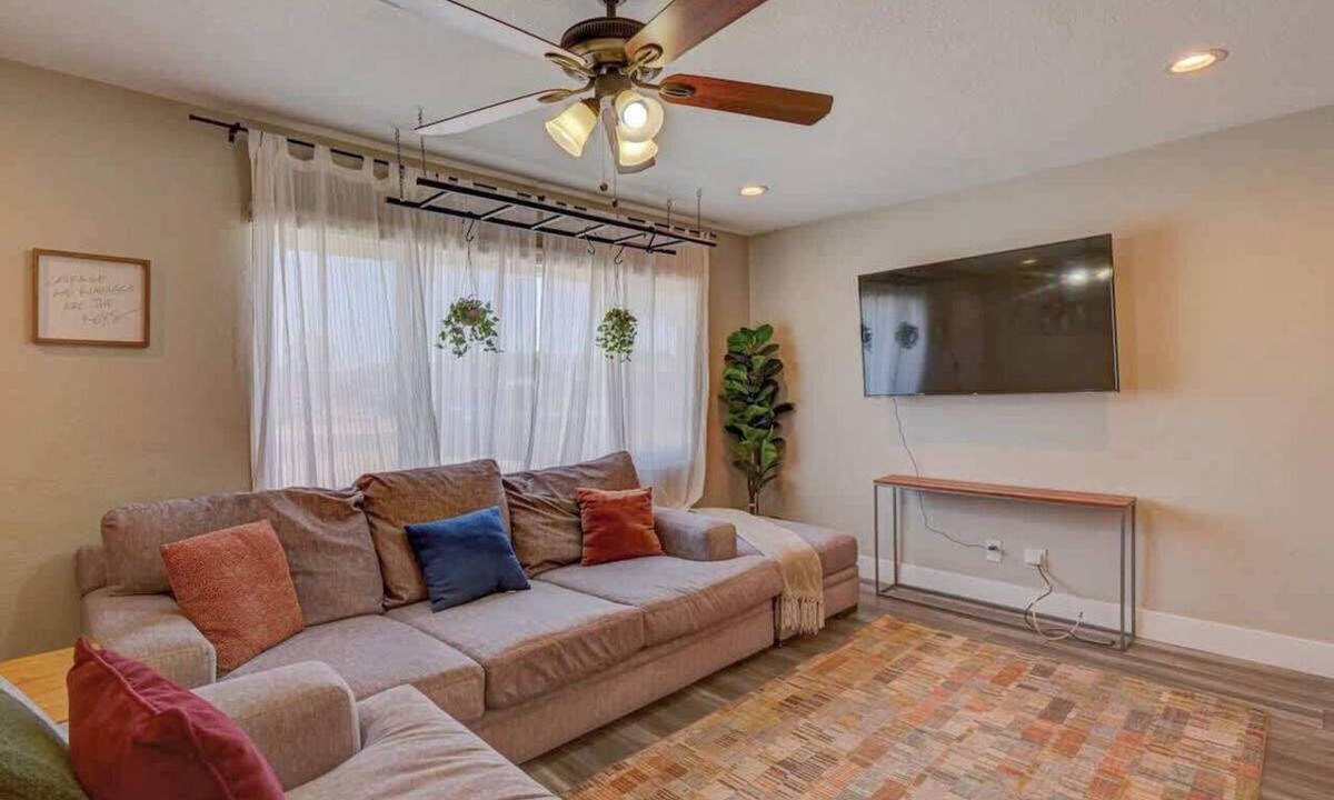 Townsite House | Comfy & Cozy - walk to Water Street!