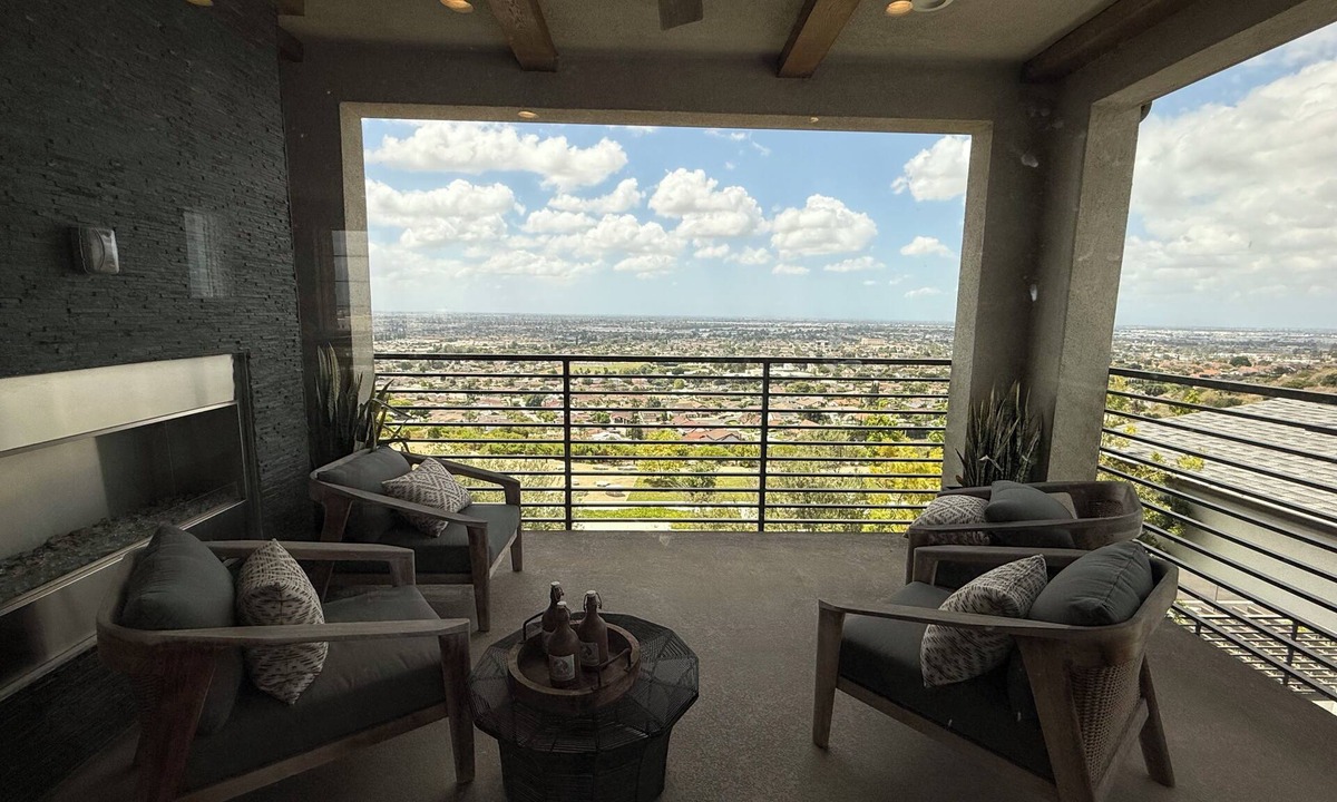 Montebello House | Contemporary Luxury Villa with Panoramic City Views in Montebello