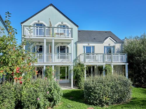 Courseulles-sur-Mer Apartment | Courseulles Coastal Apartment for 4