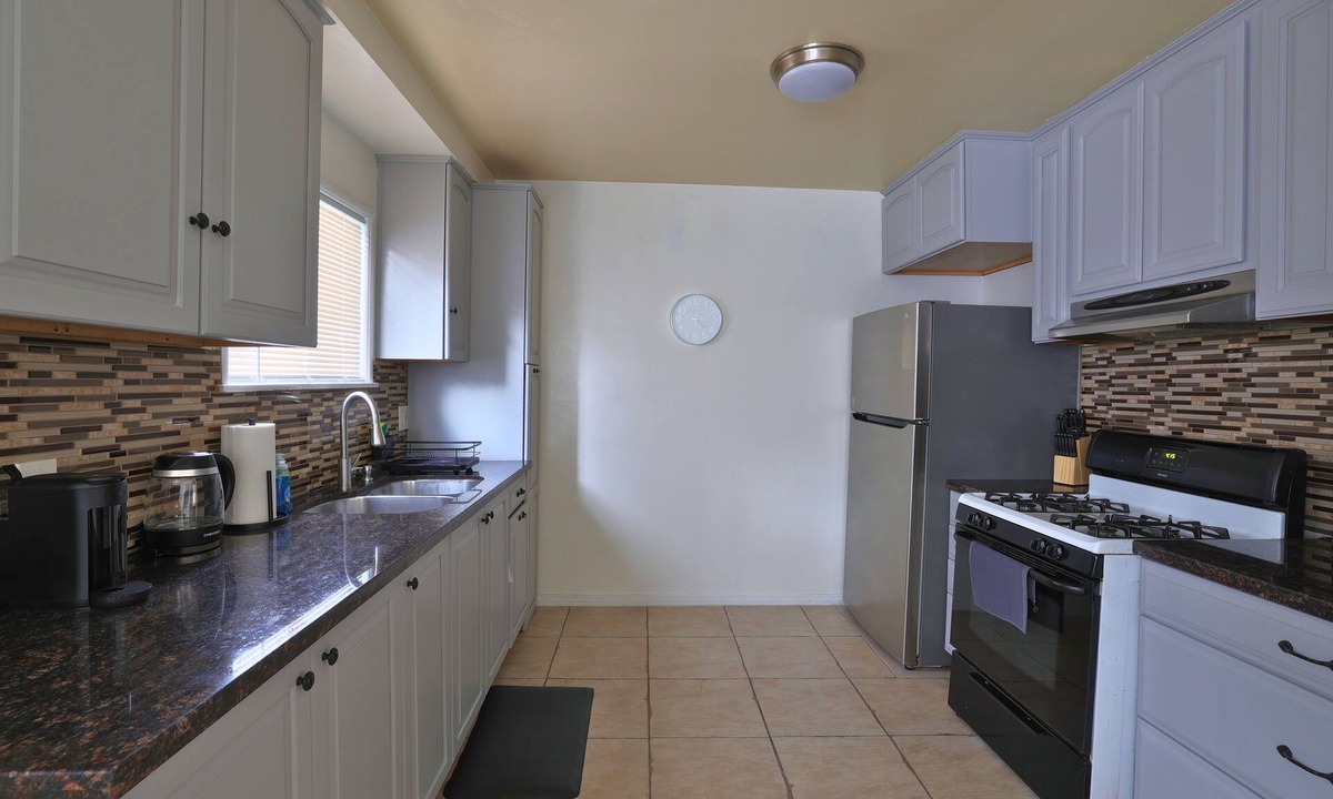 North Long Beach House | Cozy 1-bedroom house Extended Stay near Bixby Knolls with AC + Queen Bed + 55"TV