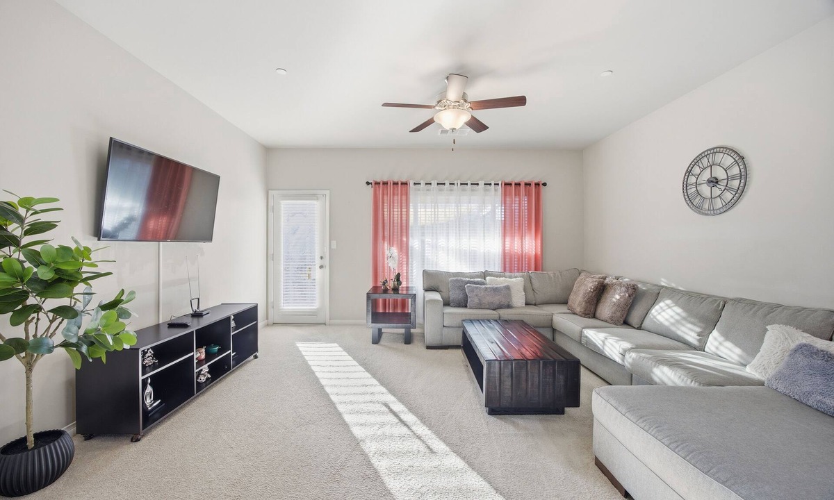 Greenacres House | Cozy 1-bedroom inside house in beautiful Bakersfield with AC