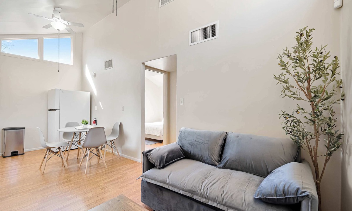 Sam Hughes House | Cozy 2BR Norton Ave Summer Stay | Steps to UofA