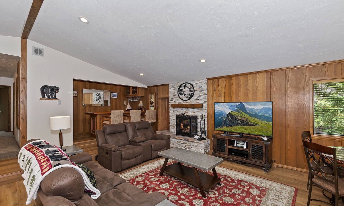 Fox Farm Cabin | Cozy Bear Den by Destination Big Bear : 3 Bedroom, 2.5 Bath located in Prestigious Skyview Estates/Fox Farm! Outdoor Hot Tub!