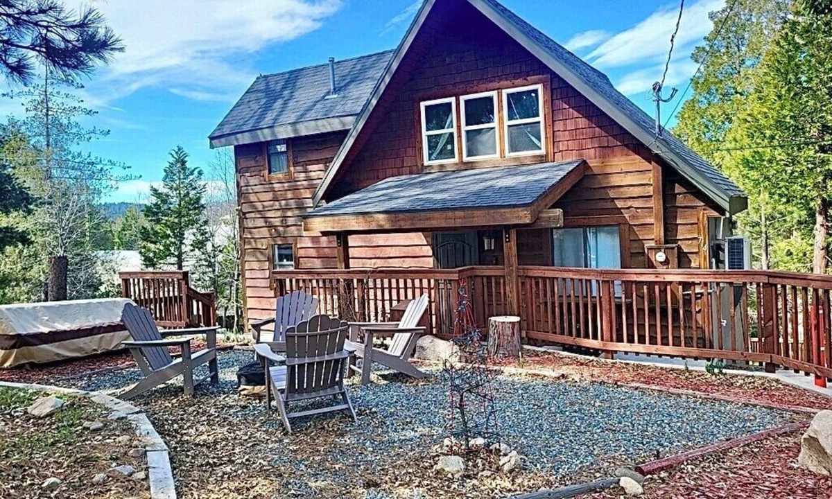 Lake Arrowhead Cabin | Cozy Cabin Retreat w/Hot Tub+Fire Pit+ AC+Games+EV+BBQ