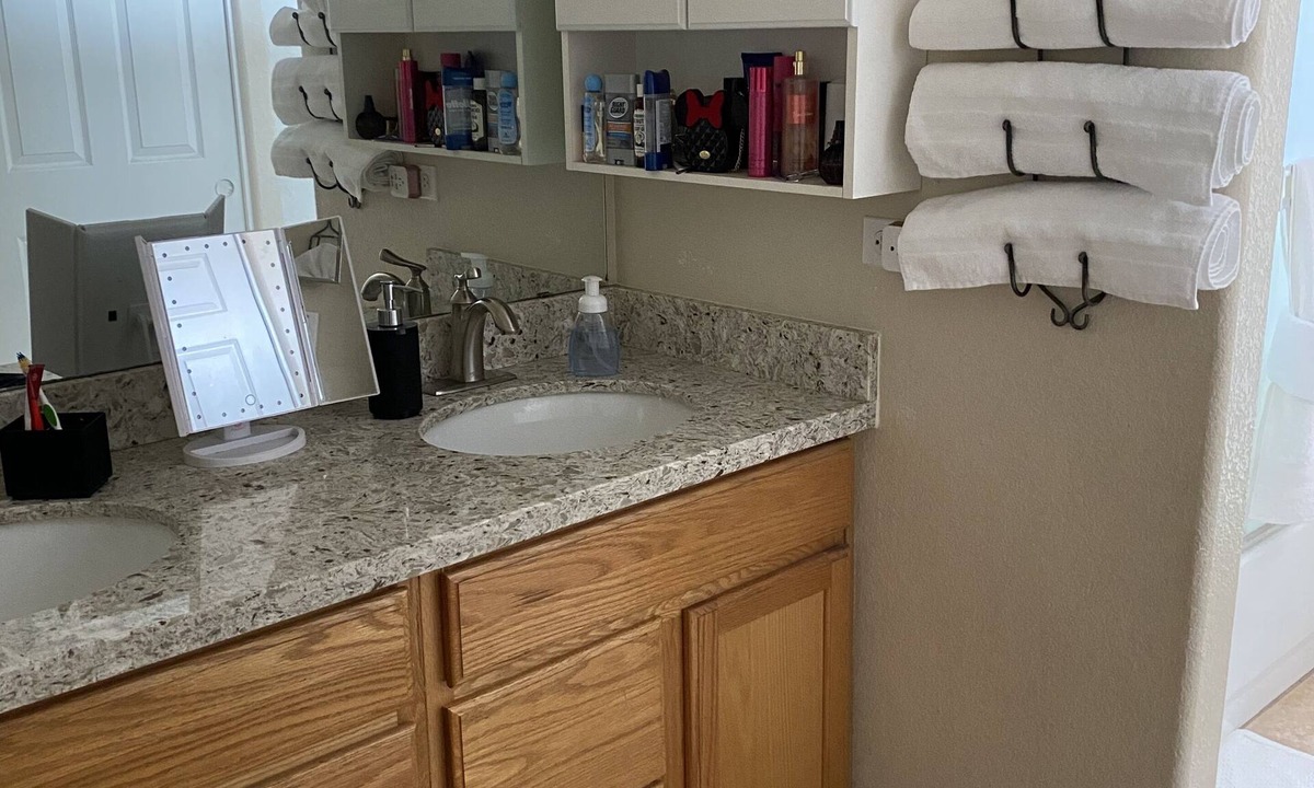 Glendale House | Cozy family home. Minutes away from west gate (state farm stadium)!