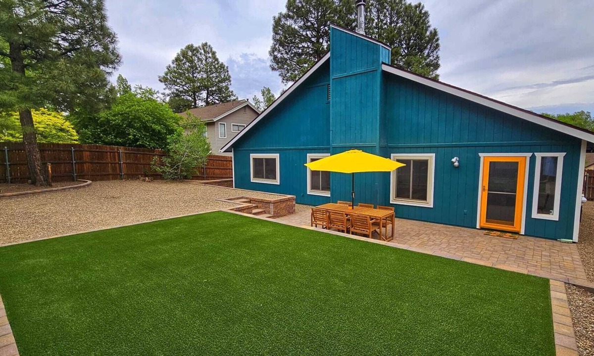 Swiss Manor House | Cozy Home for Families & Groups, Sleeps 9 Near Downtown & Snowbowl, Dogs Welcome