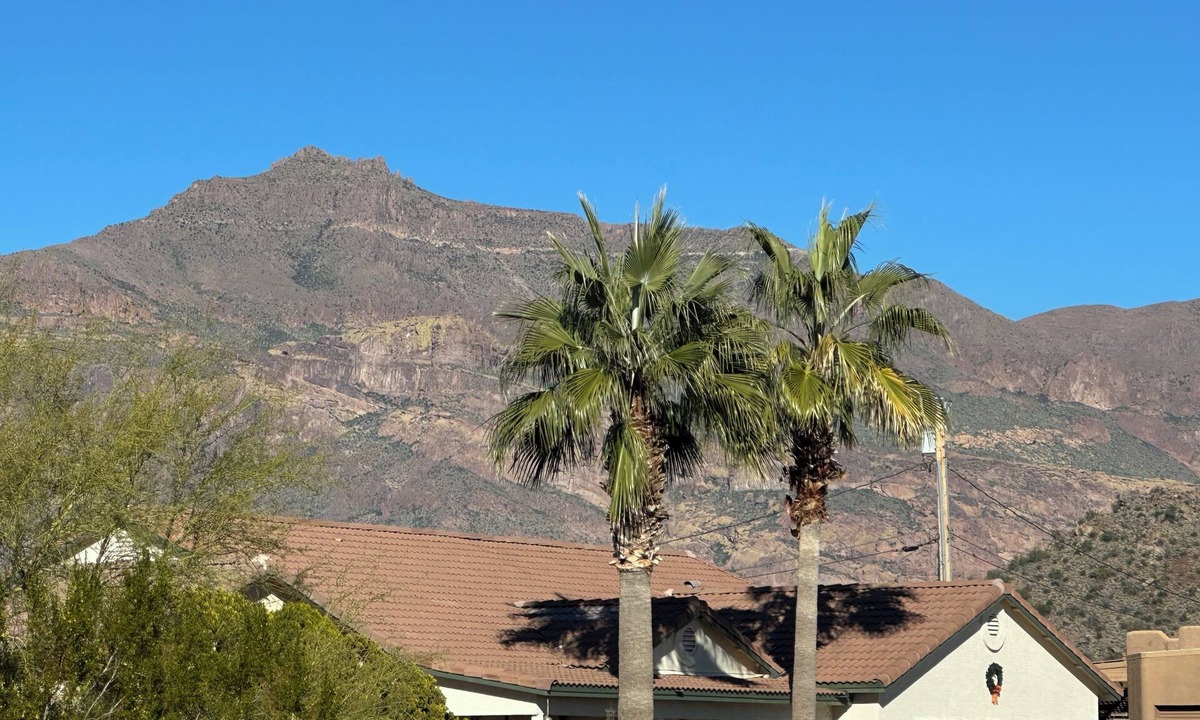 Golden Springs House | Cozy Modern 3-bedroom House in Gold Canyon Dark Sky Community & Mountain Views