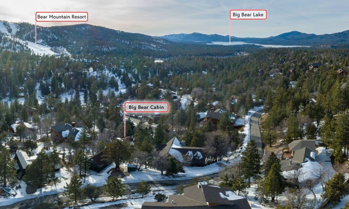 Upper Moonridge Cabin | Cozy & Secluded Cabin close to slopes & 4 Ever views of the lake in the distance
