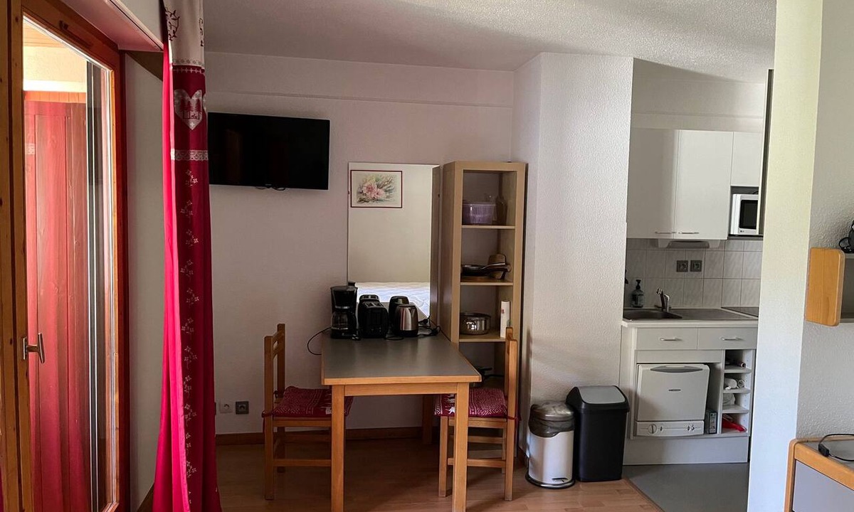 Brides-les-Bains Apartment | Cozy studio 2 ppl, city center, WIFI, balcony, pets allowed
