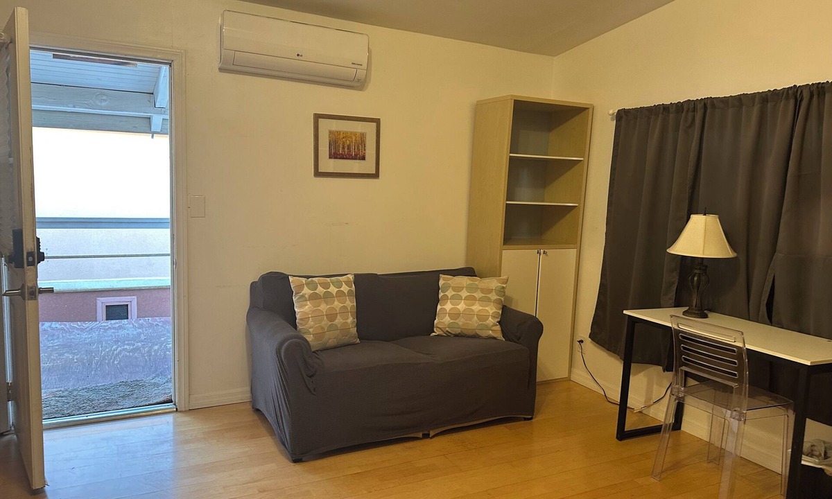 Calabasas Apartment | Cozy studio master bedroom and bath with Kitchenette, private entry in Calabasas