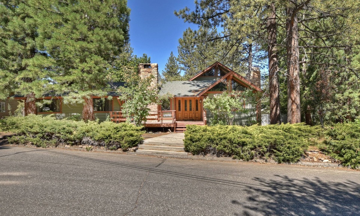 Fox Farm Cabin | Crystal Lake Inn by Destination Big Bear : Pool Table! Foosball! Air Hockey! Master Suite! Deck! BBQ!