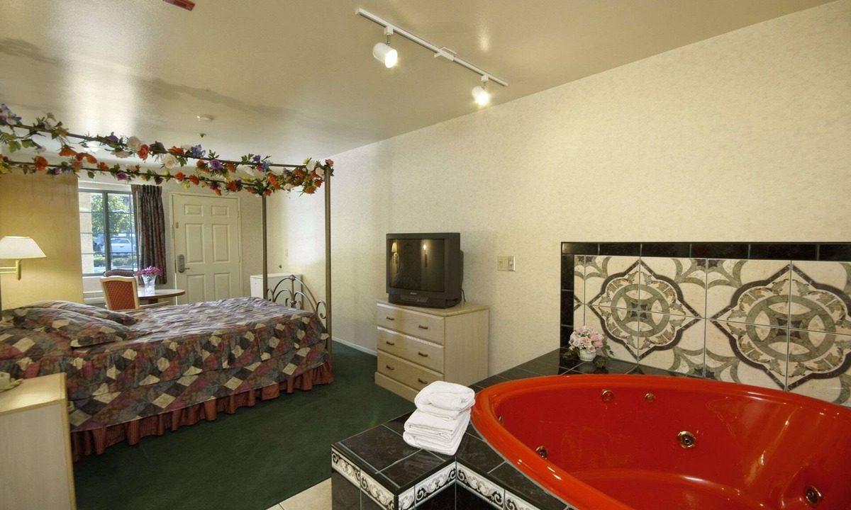 La Sierra Hotel | Days Inn by Wyndham Riverside Tyler Mall