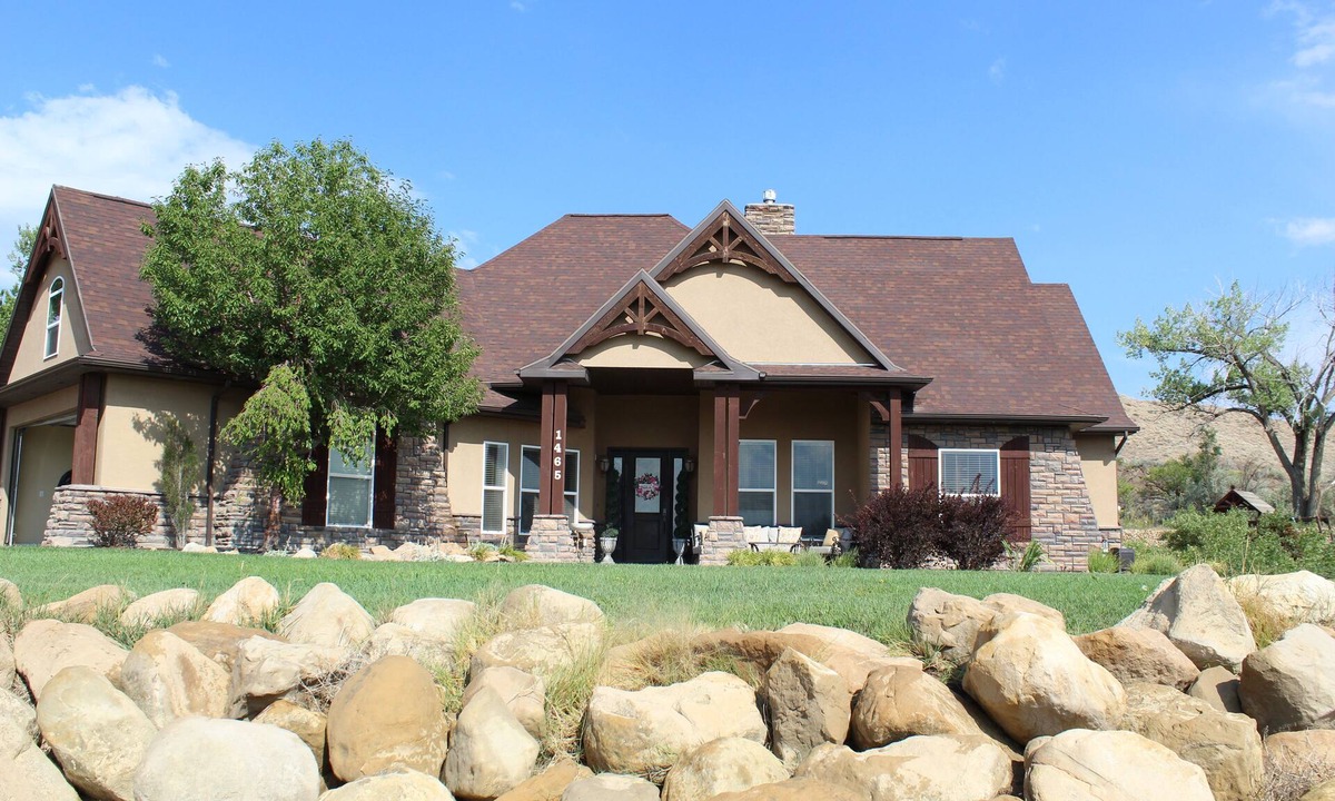 Price House | Delightful 3-bedroom house with AC and enjoy a Country setting.