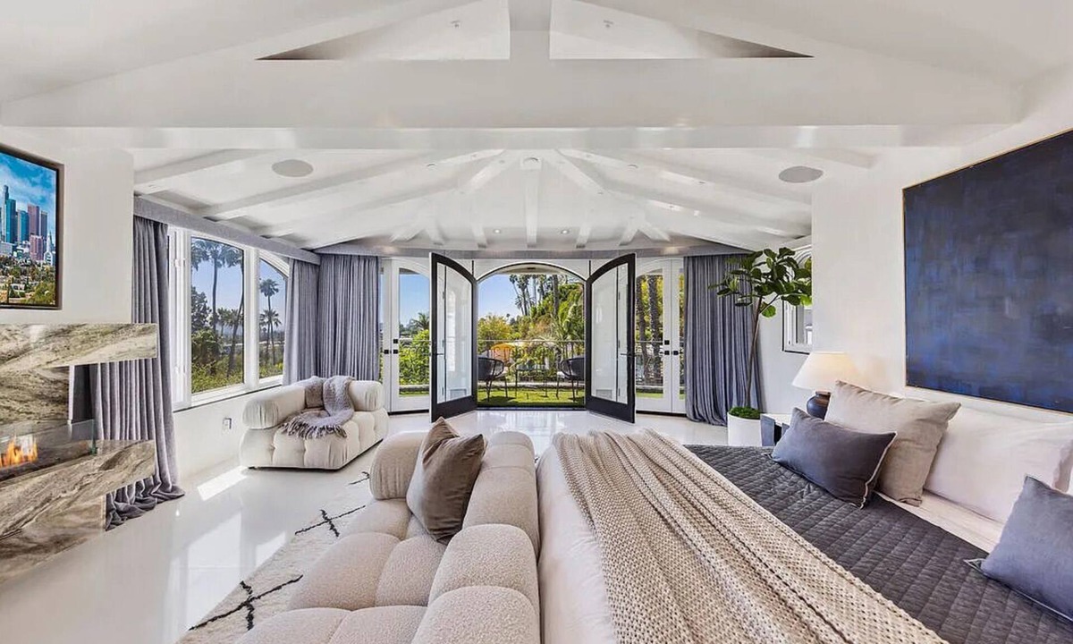 Beverly Glen House | Delightful 7-bedroom house in Beverly Hills with AC, fitness room, WiFi