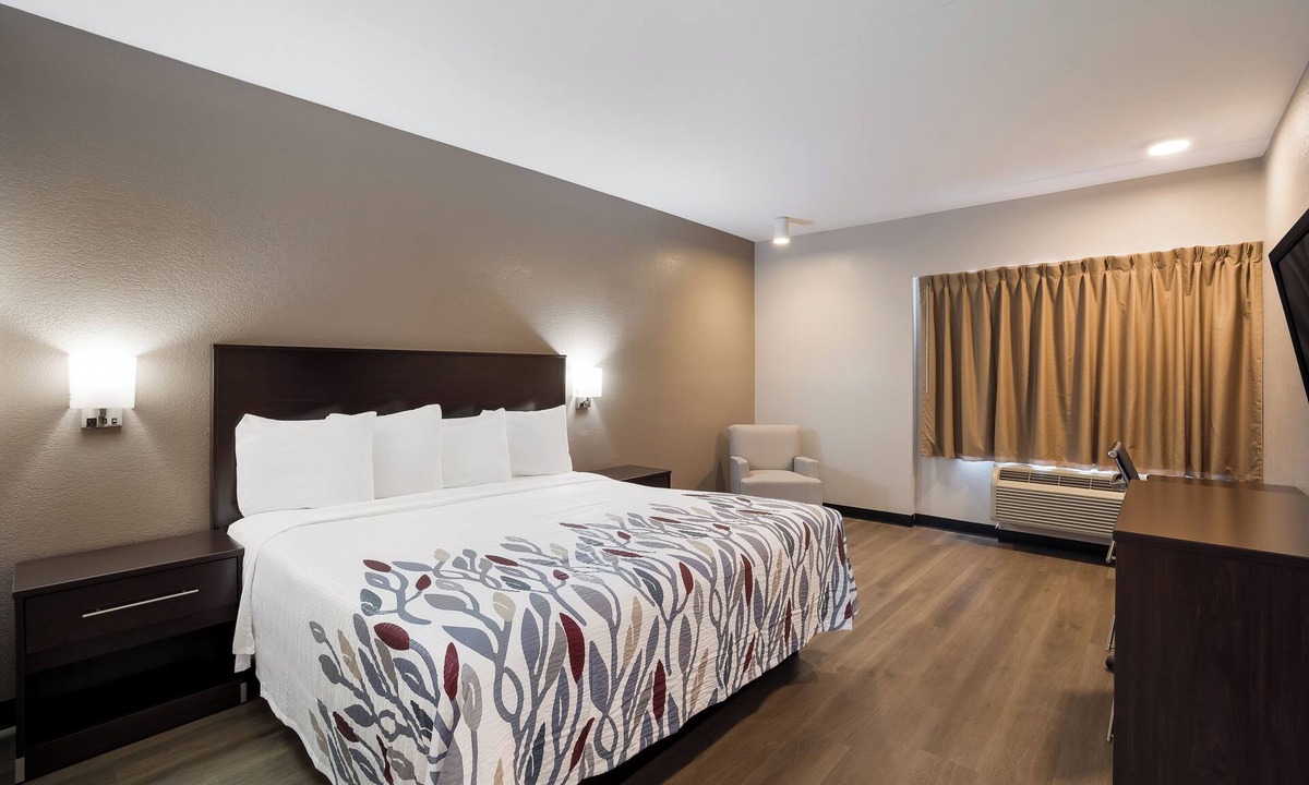 Tucson Hotel | Deluxe King Room — Affordable Comfort Near Tucson Airport & Free Parking