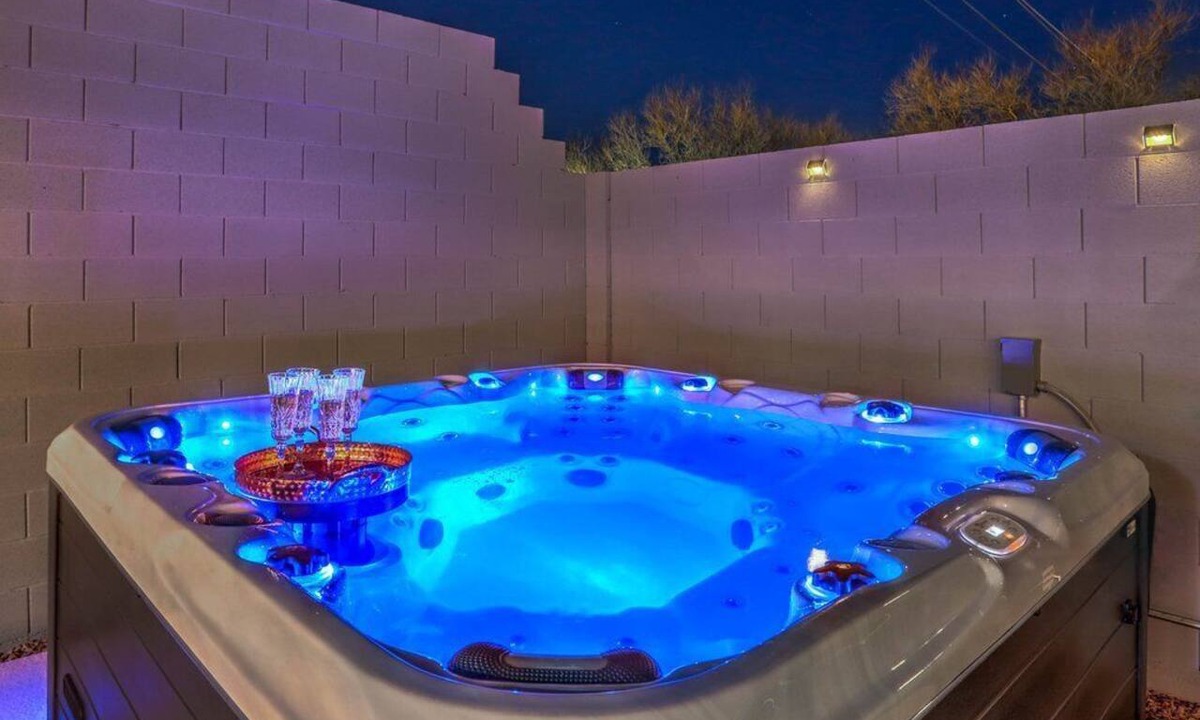 Mission Hills House | Desert Chic Vegas Vibes 18 mi to strip, 4 bdrm, Pool + Spa