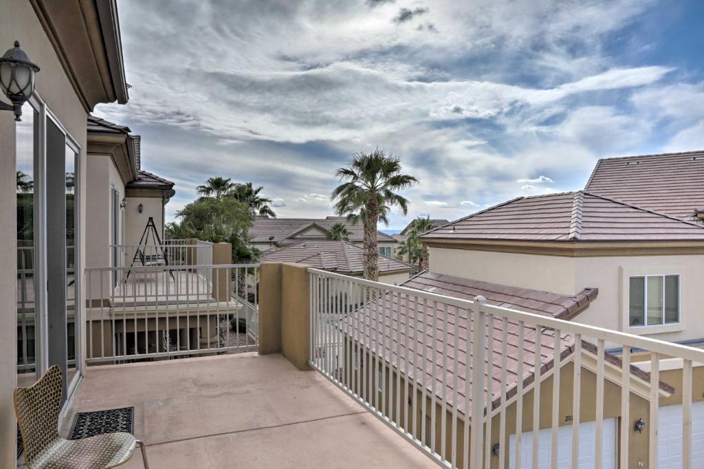Sunridge Estates House | Desert Condo w/Pool ~ 3 Miles to Colorado River!