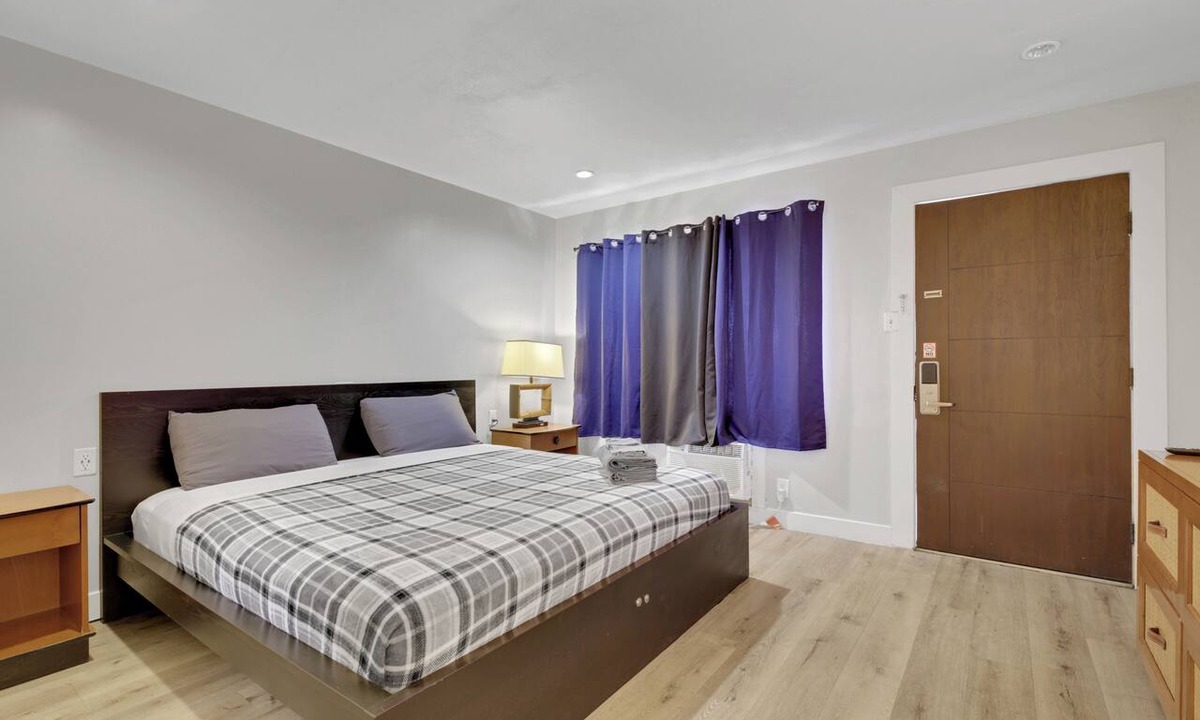Downtown Las Vegas Hotel | Desert Moon Motel: The heart of downtown Las Vegas, simple and pet-friendly!