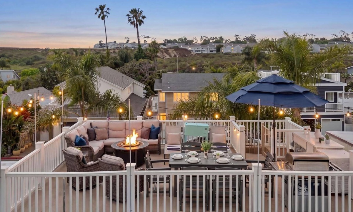 Santa Ana Heights House | Designer Beach Home, Rooftop Deck, Free Parking, Bike Rentals, King Suites