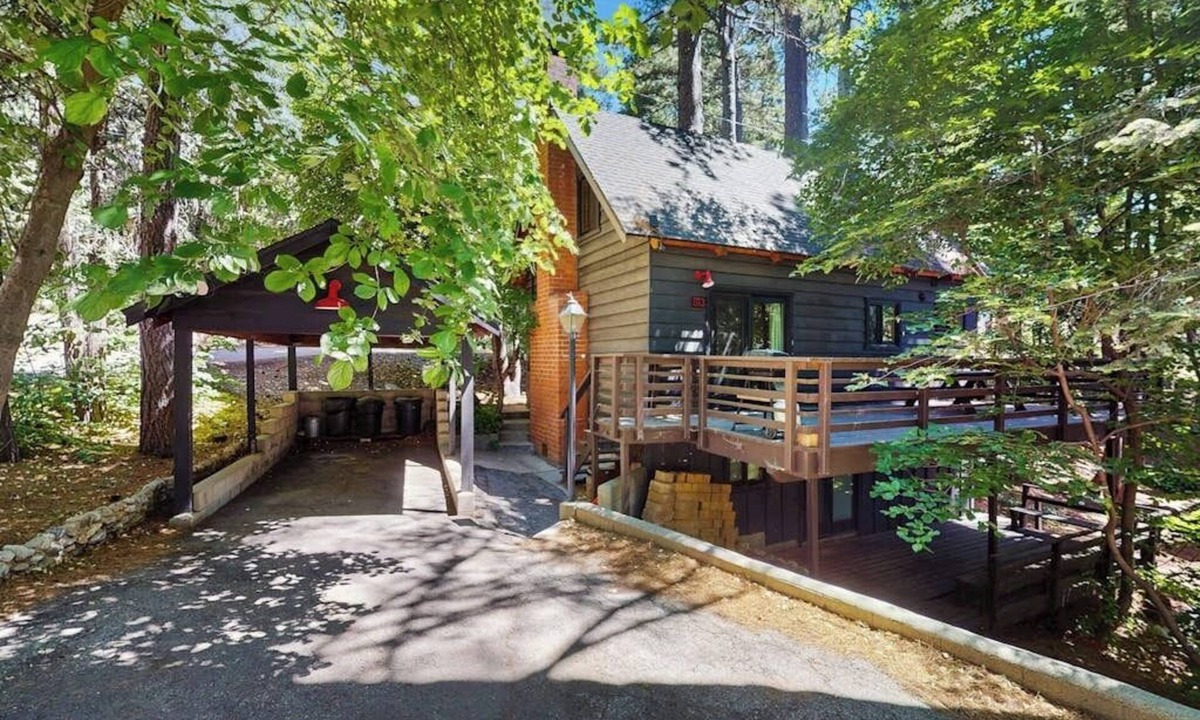 Arrowhead Villas House | Dog-friendly cabin near lake with large deck and great location