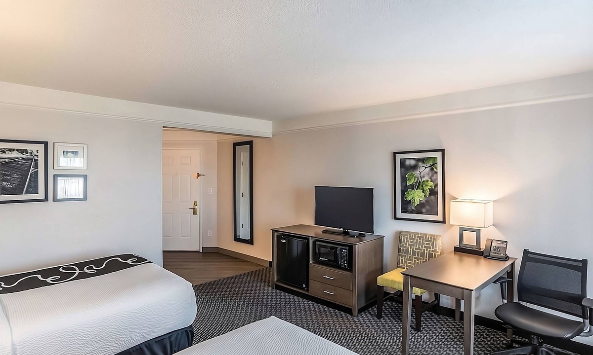 Ahwatukee Foothills Hotel | Double Bed Room, La Quinta Phoenix Chandler, Free Breakfast, 2 Family Rooms