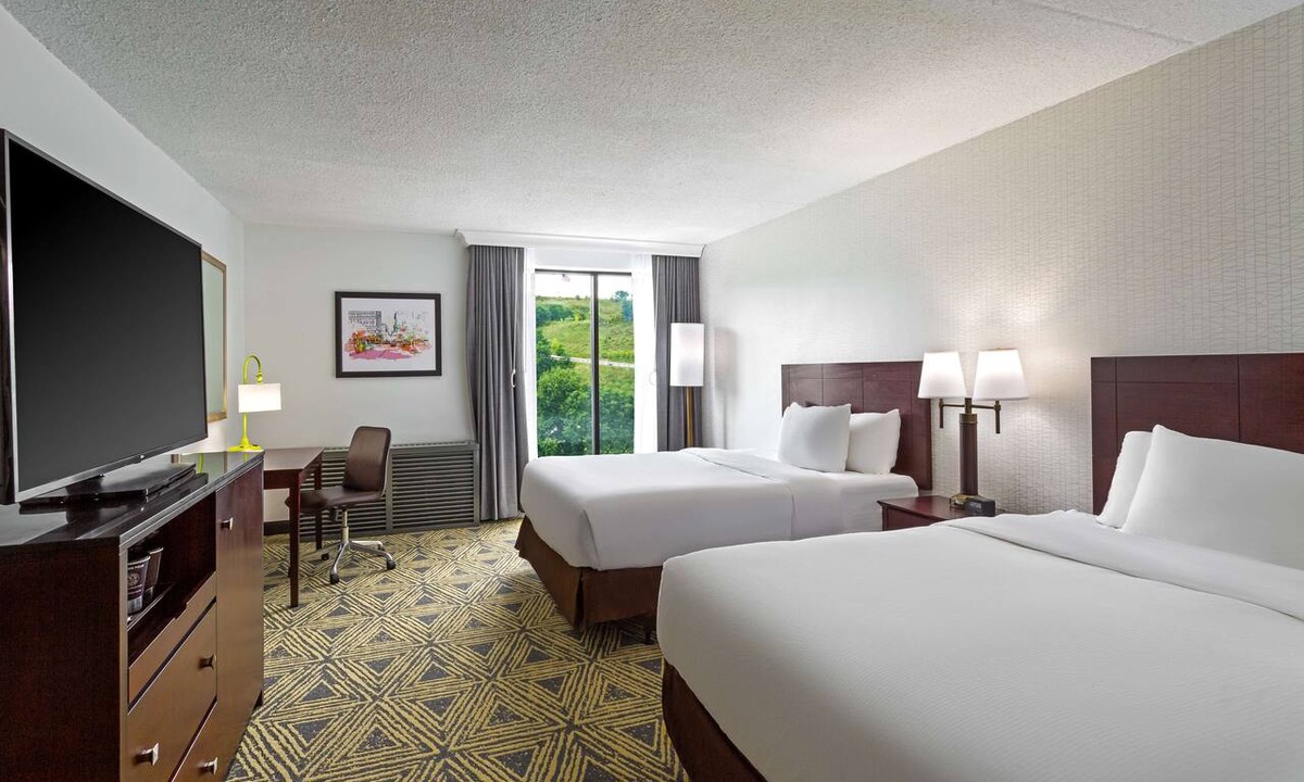 Strabane Hotel | DoubleTree by Hilton Washington Meadow Lands Casino Area