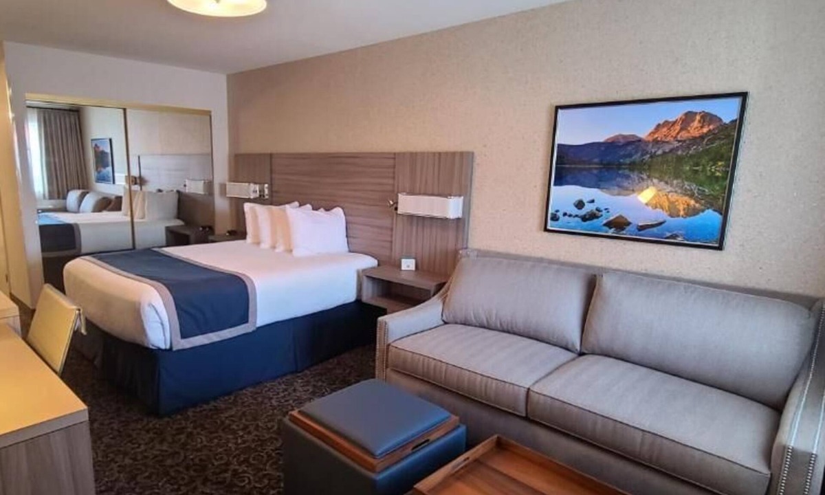 Lone Pine Hotel | Dow Villa Motel