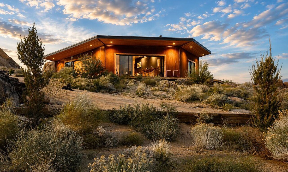 Lone Pine House | East Wind — With sweeping views of Mount Whitney and the Eastern Sierra.