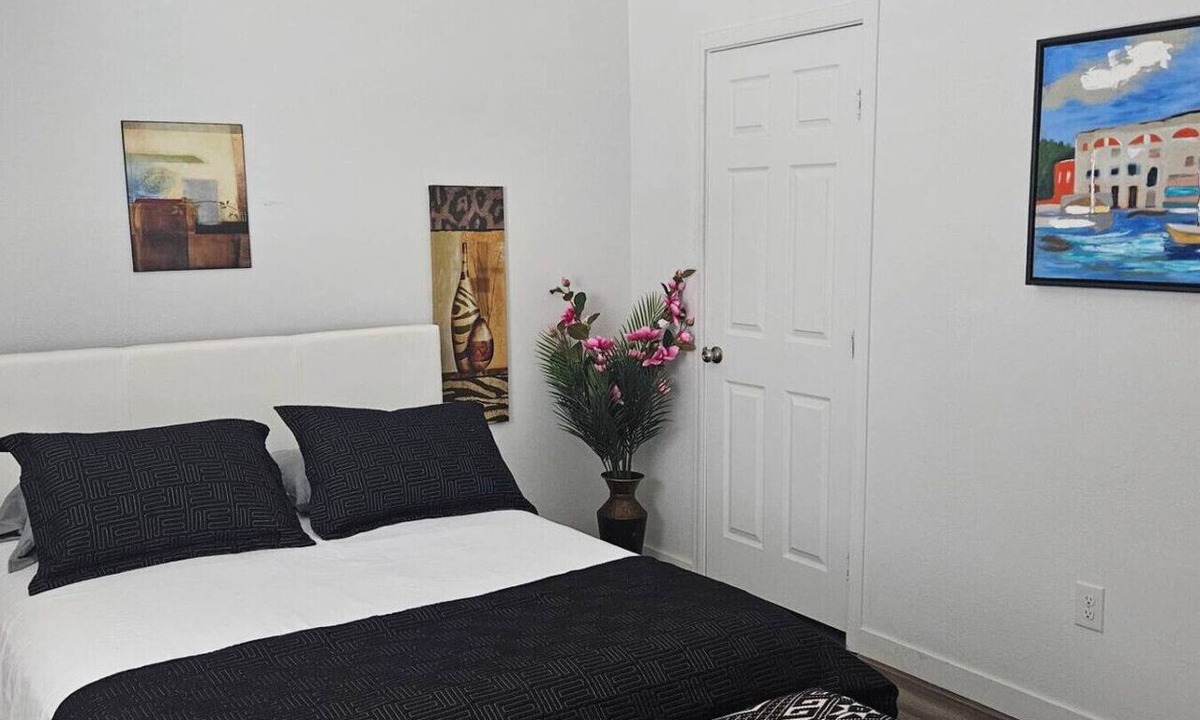 Downtown Las Vegas Apartment | Easy Home Vacations-Relax, Stay, Enjoy!