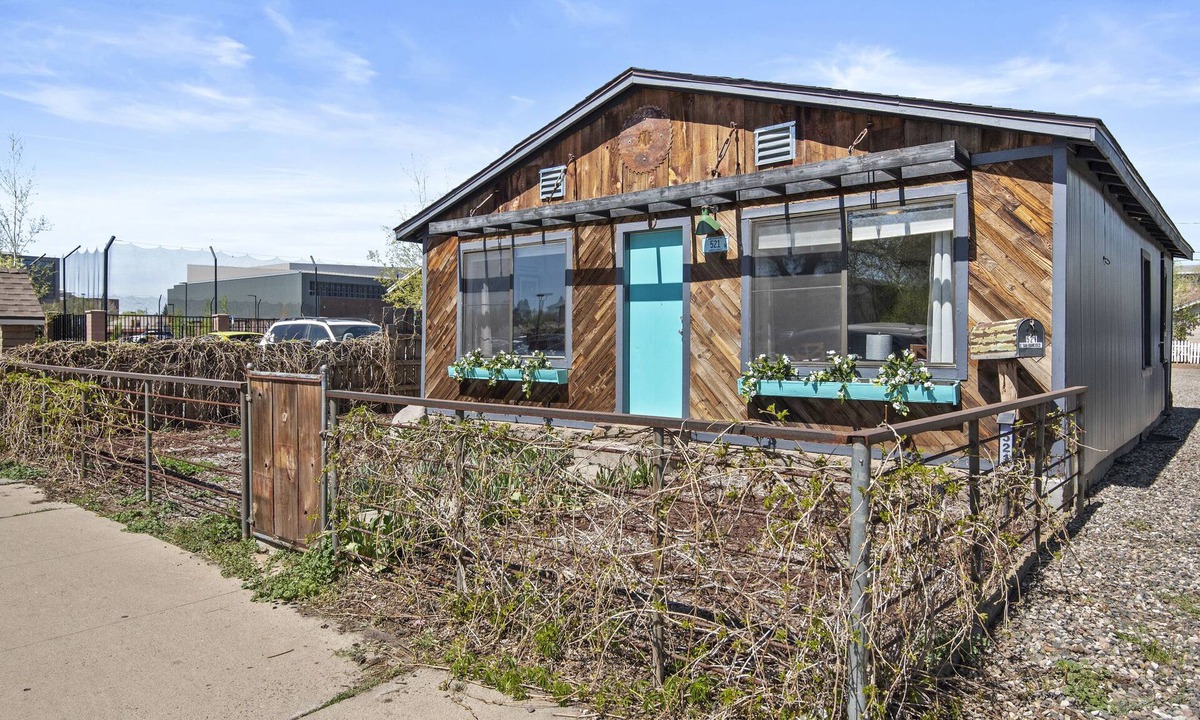 Southside House | Eclectic & Fun Lumberyard Urban Cabin #1 in downtown, next to NAU