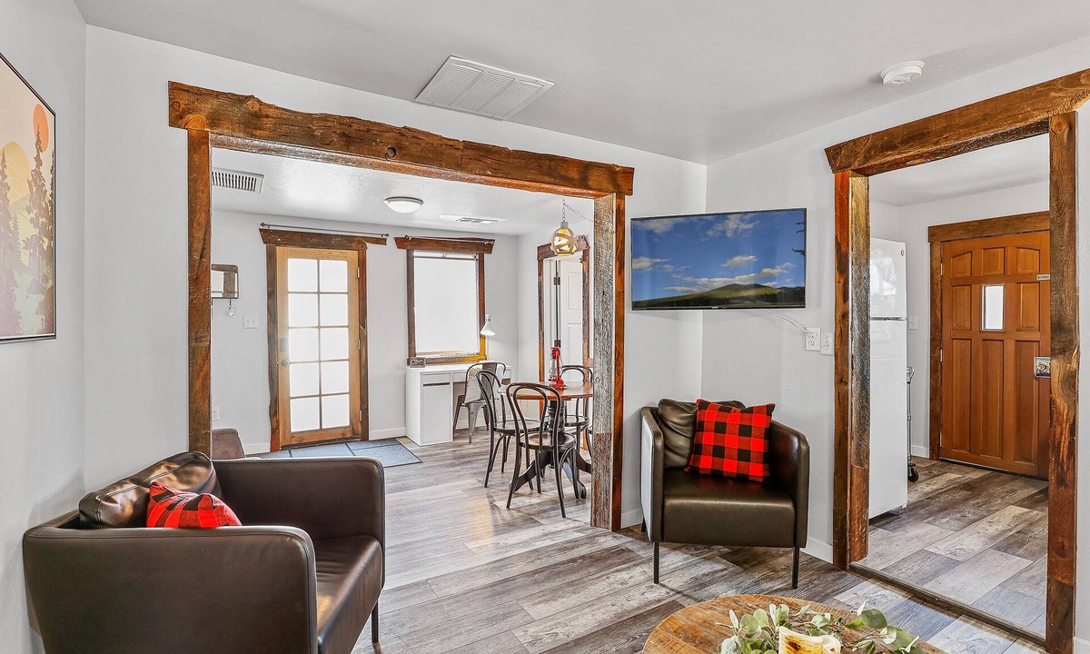 Southside House | Eclectic & Fun Lumberyard Urban Cabin #2 in downtown, next to NAU