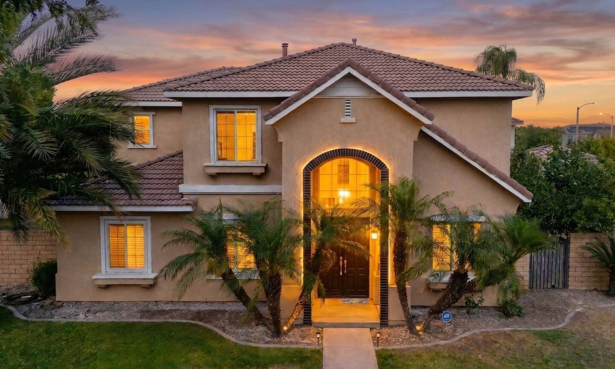 Ontario House | Elegant 5BR Gem @Ontario w/Grill | Near Airport