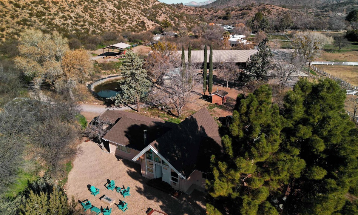 Cornville House | Elegant and modern comforts on a western ranch