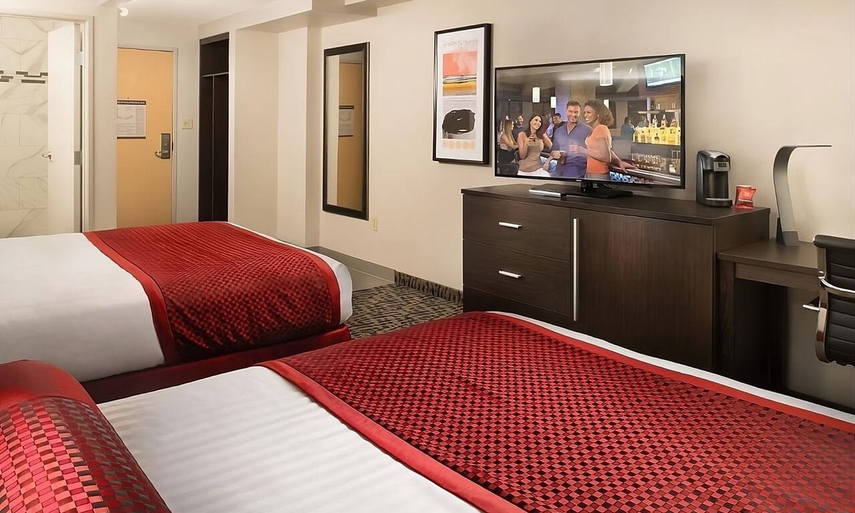 Gateway District Hotel | Elite 2 Queens at The STRAT Hotel, Casino & Tower