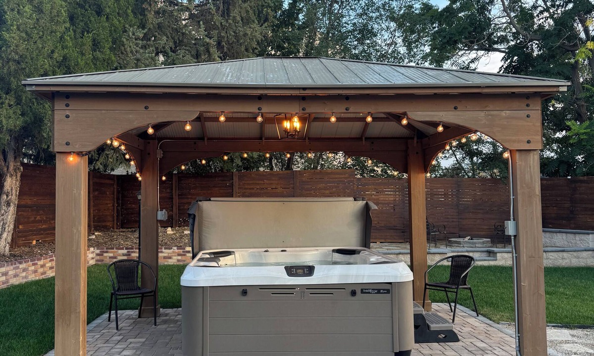 Sandy House | Enchanting English Tudor Retreat Elegant, Spacious & Cozy.