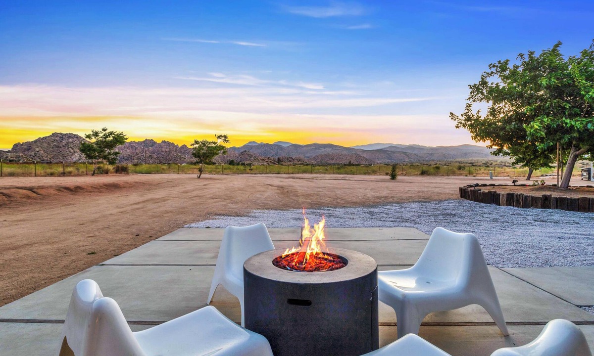 Pioneertown House | Epic Desert VIEWS, Walk to Pappy’s + Hot Tub, Fire Pit, Private, Dogs Welcome!