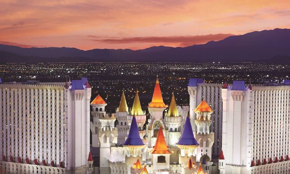 Las Vegas Strip Hotel | Excalibur Hotel & Casino - 1 King Bed Suite - Sleeps 2