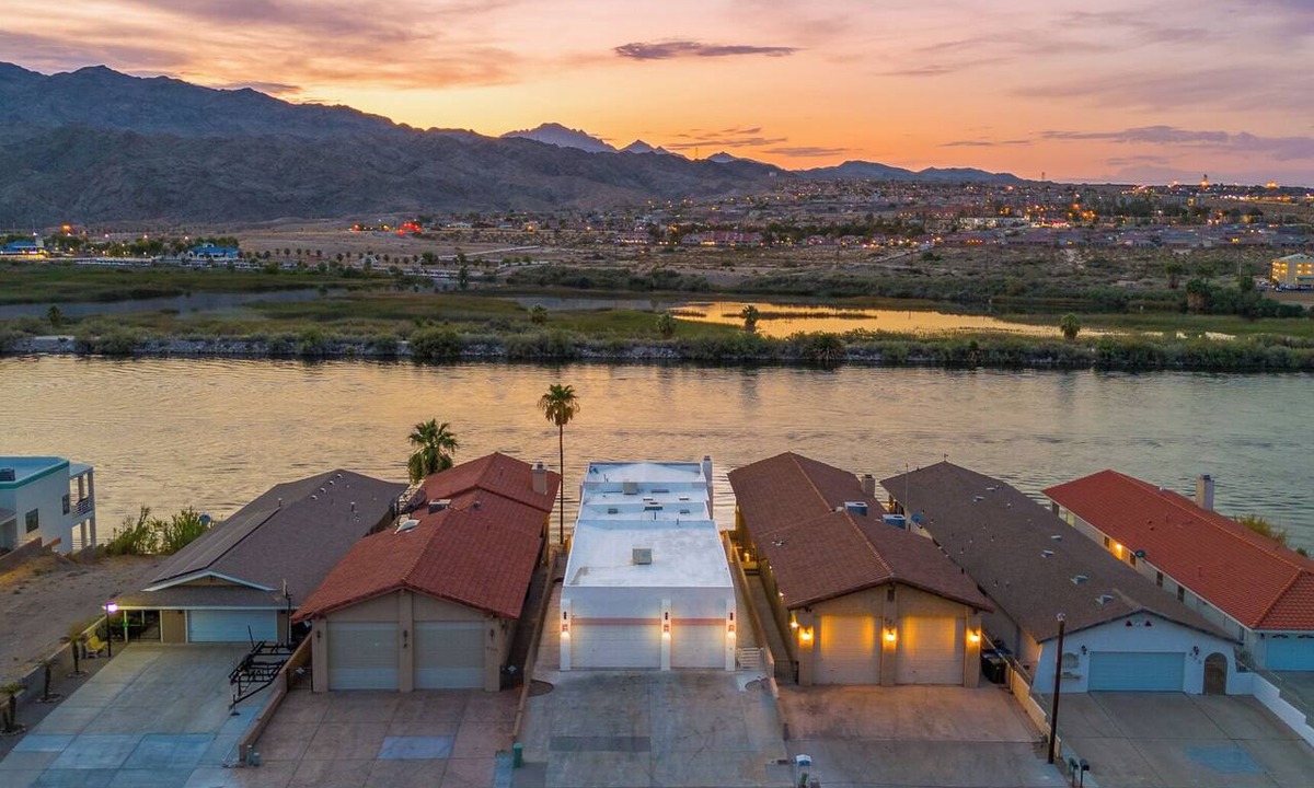 Holiday Shores House | Exceptional 4 Bedroom Riverfront Home with Dock! Sleeps 16