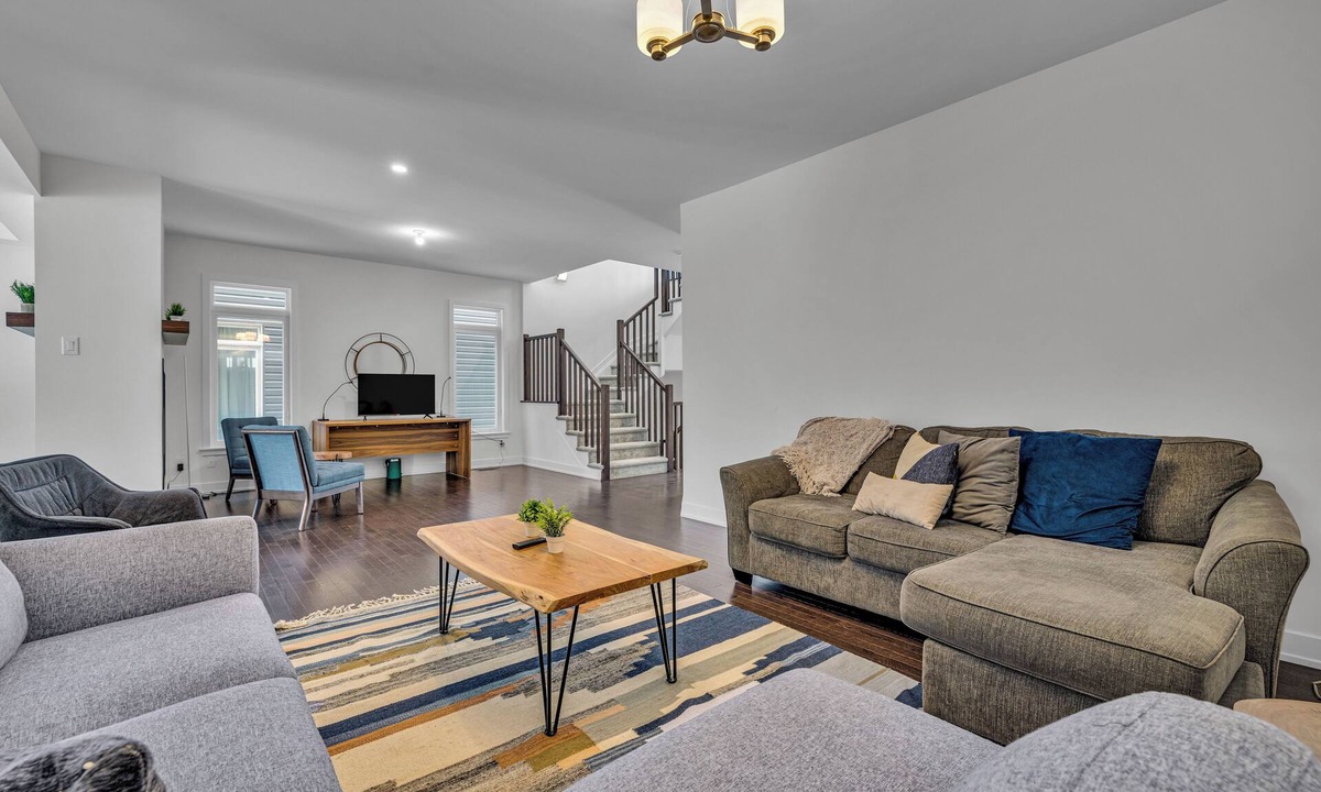 Leitrim House | Executive 4BDRM Home | Close to Airport/Downtown