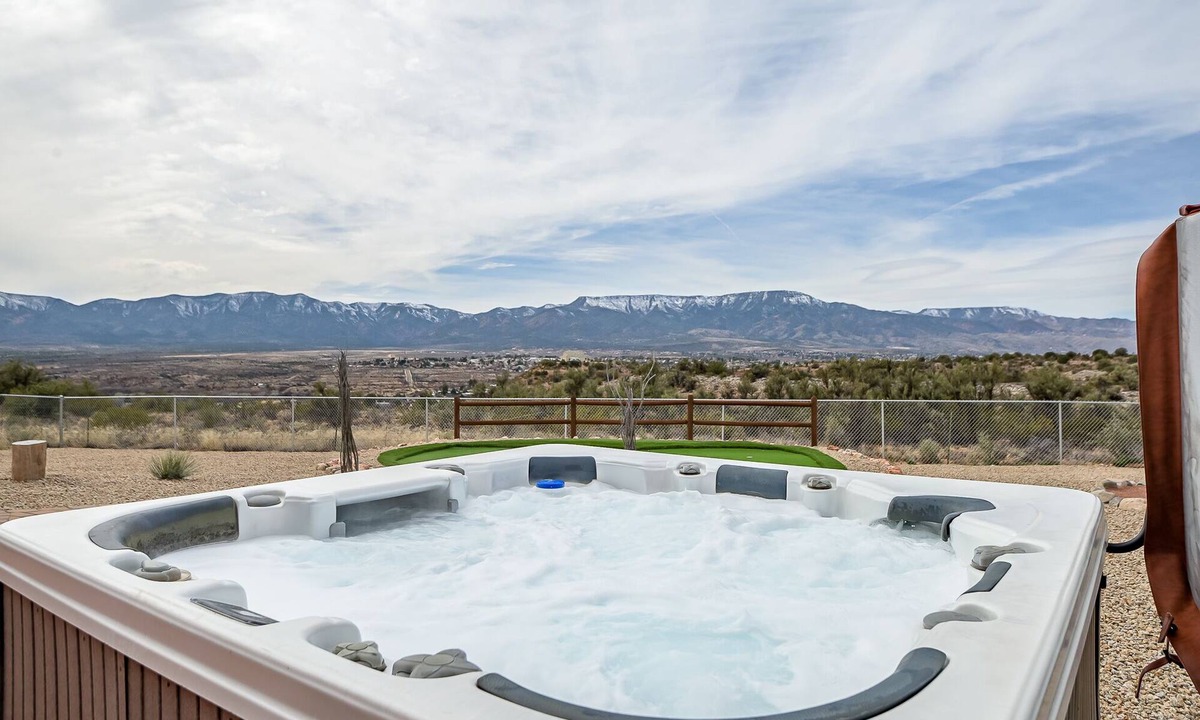 Cornville House | Experience luxury at the Cornville Desert Retreat with stunning red rock views.